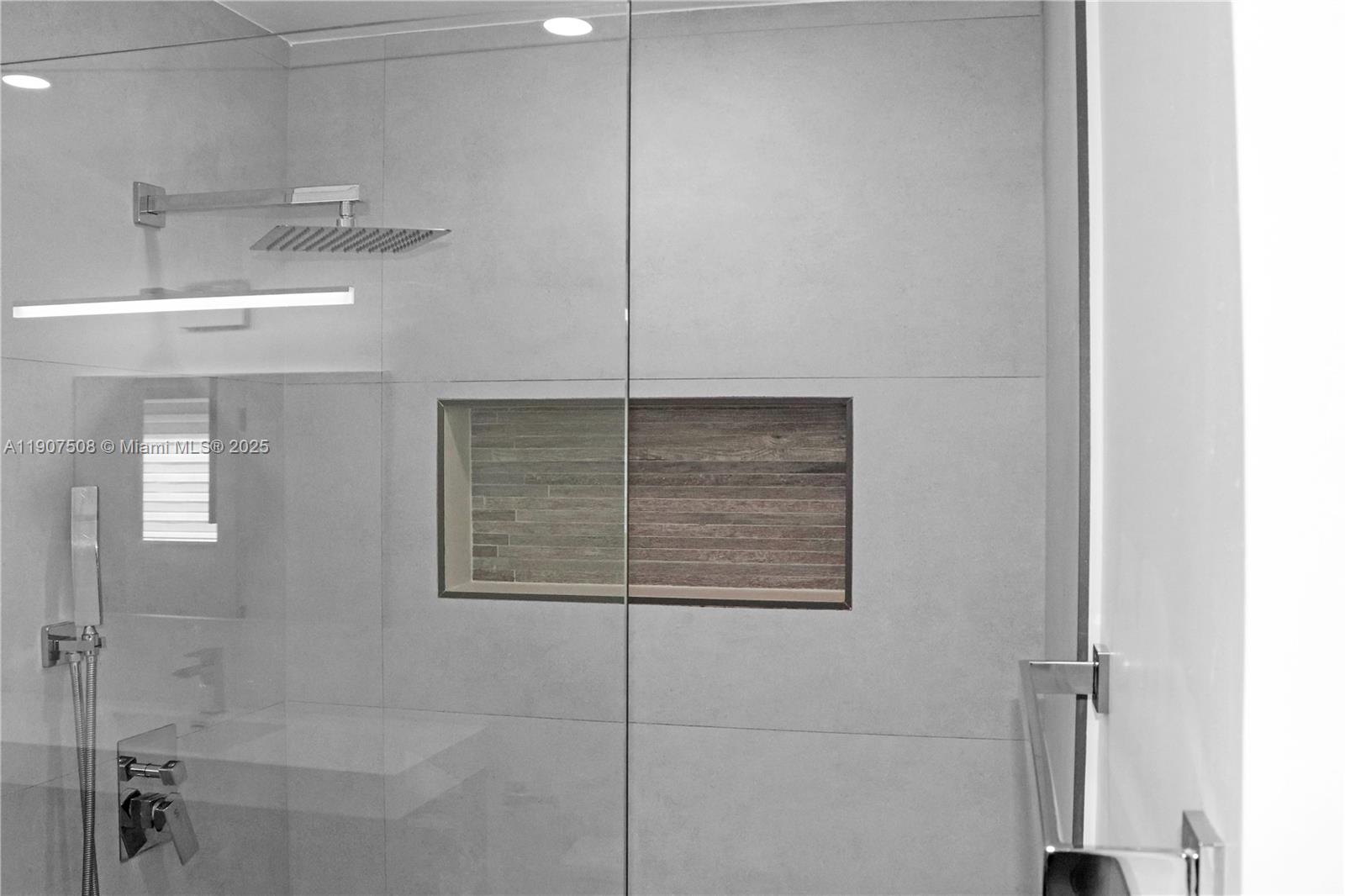 SHORES CALUSA - Residential Lease