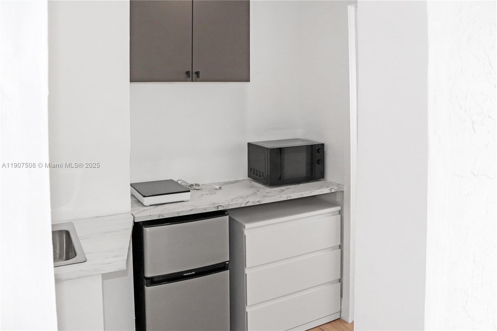 SHORES CALUSA - Residential Lease