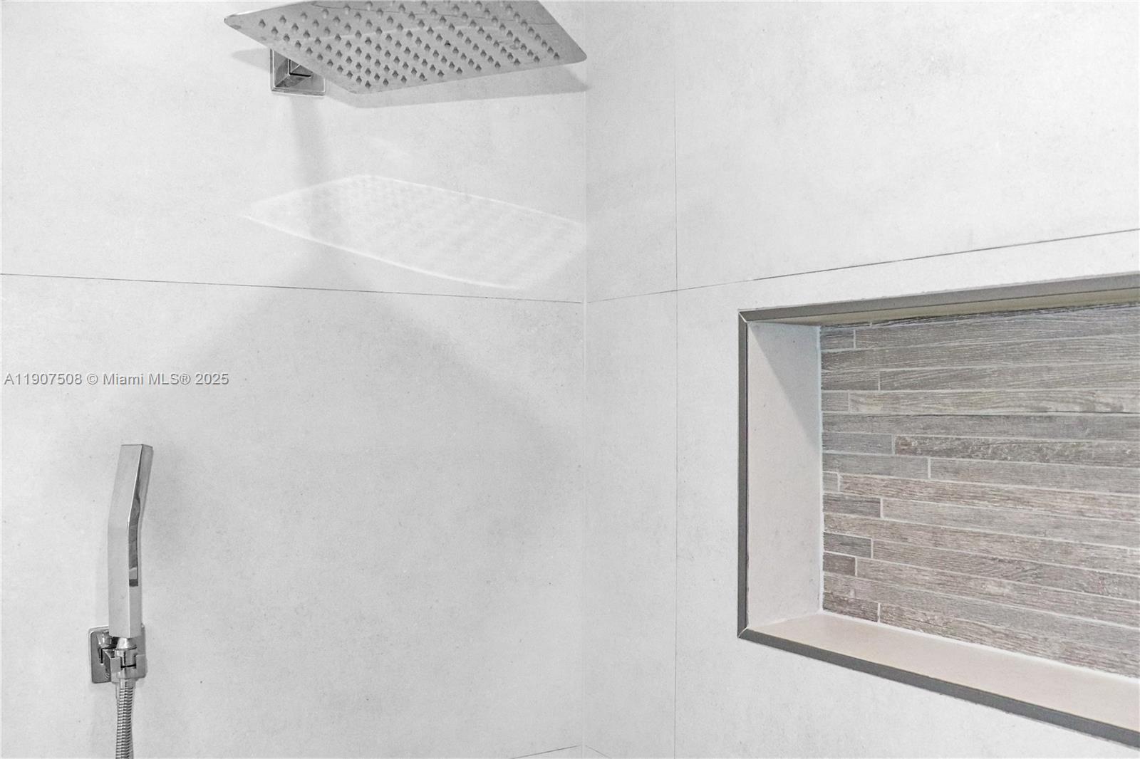 SHORES CALUSA - Residential Lease