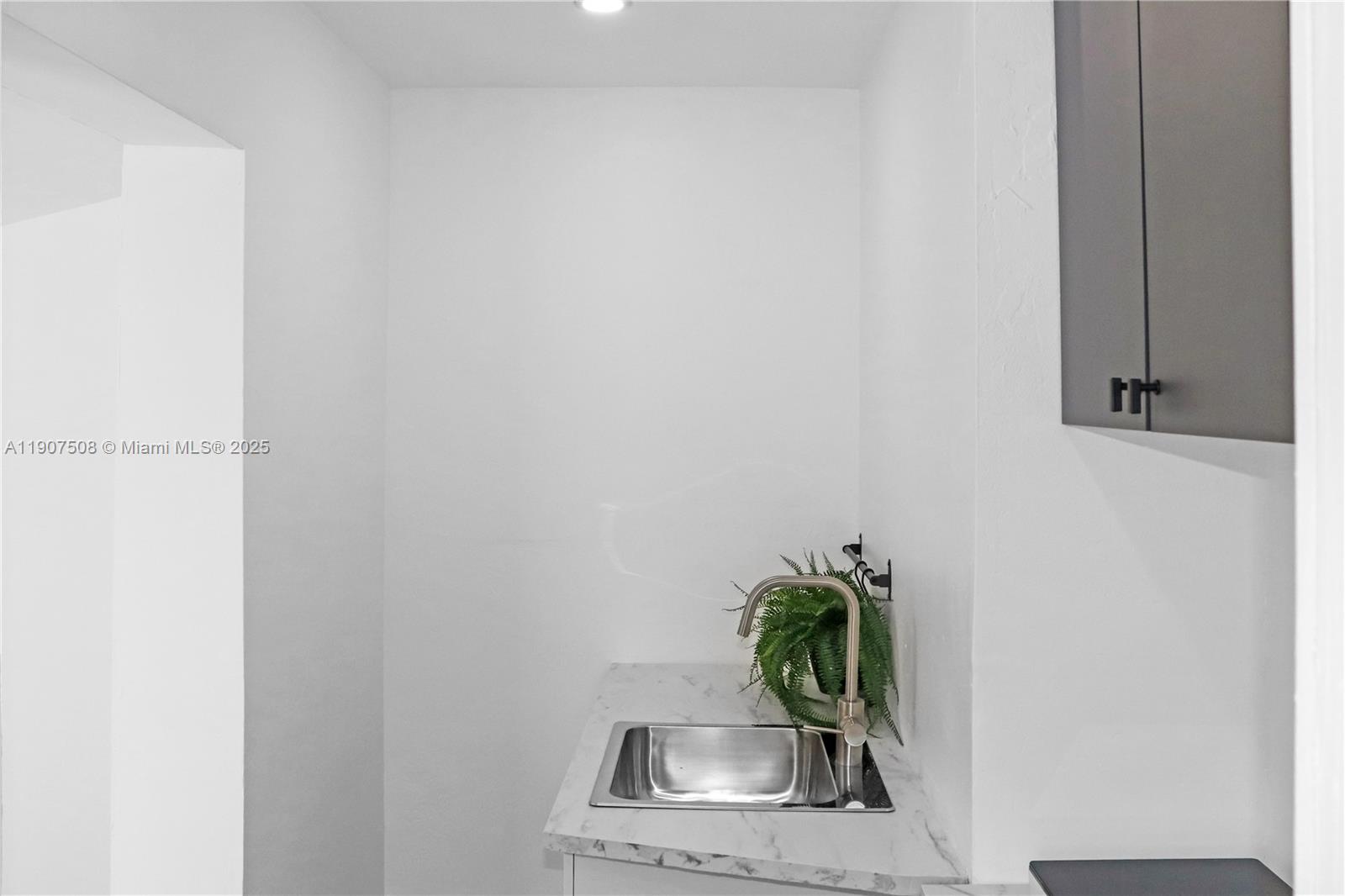 SHORES CALUSA - Residential Lease