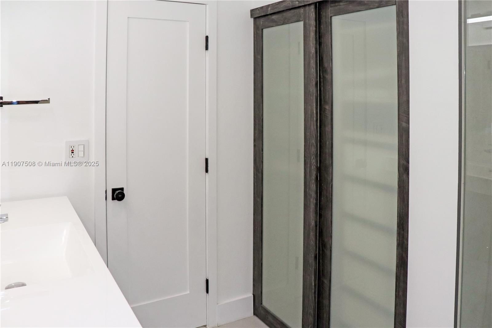 SHORES CALUSA - Residential Lease