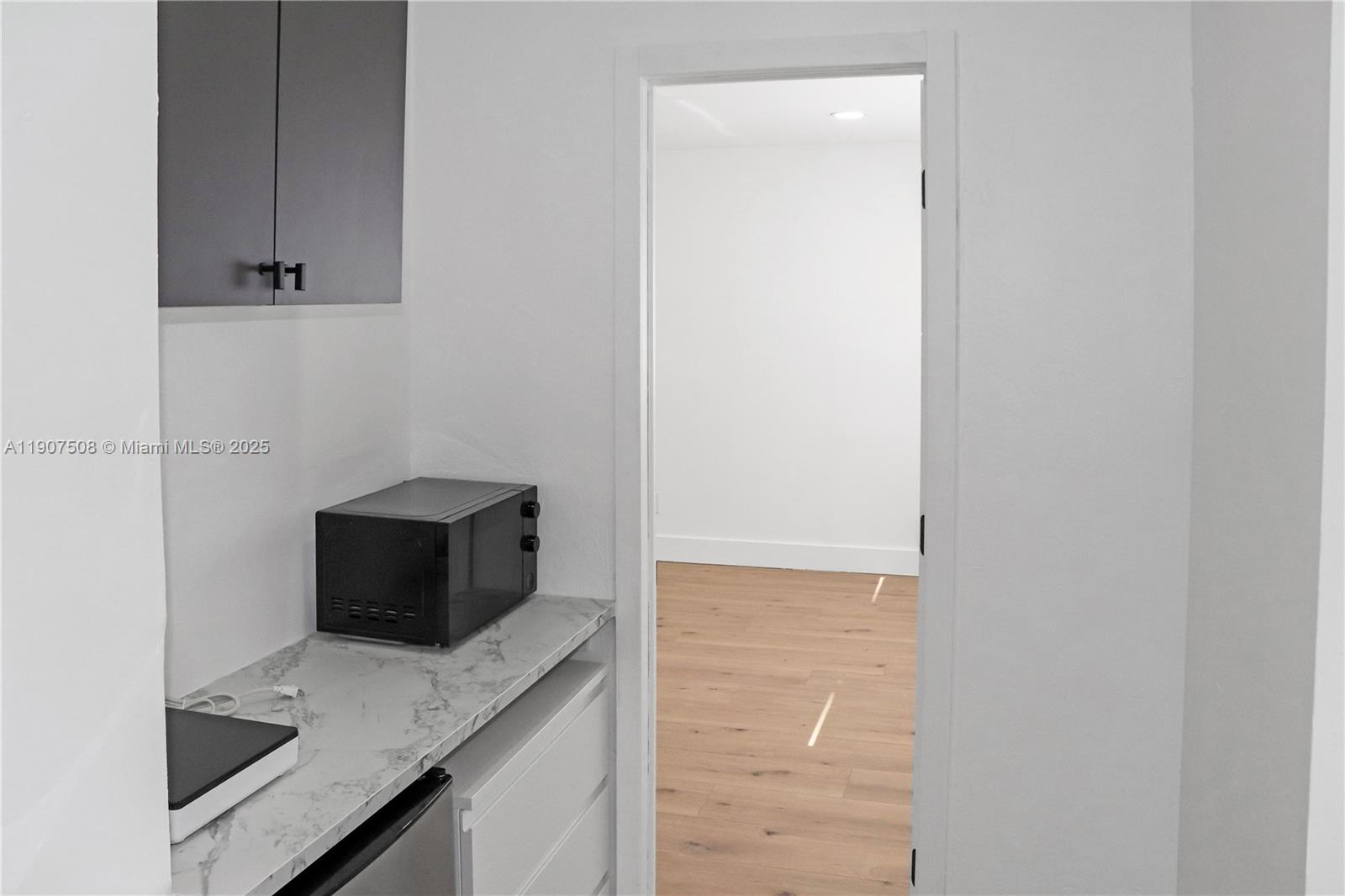 SHORES CALUSA - Residential Lease