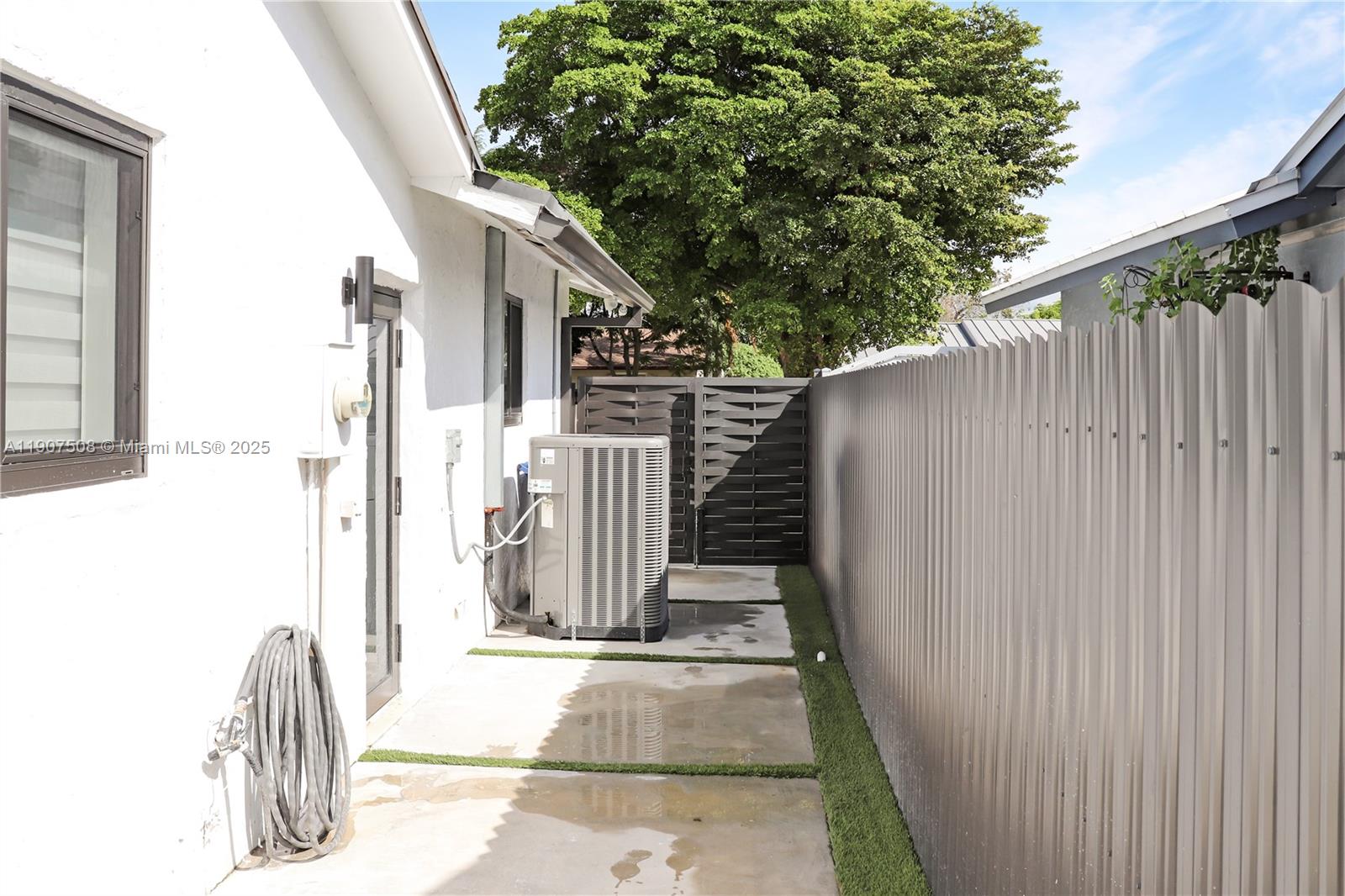 SHORES CALUSA - Residential Lease