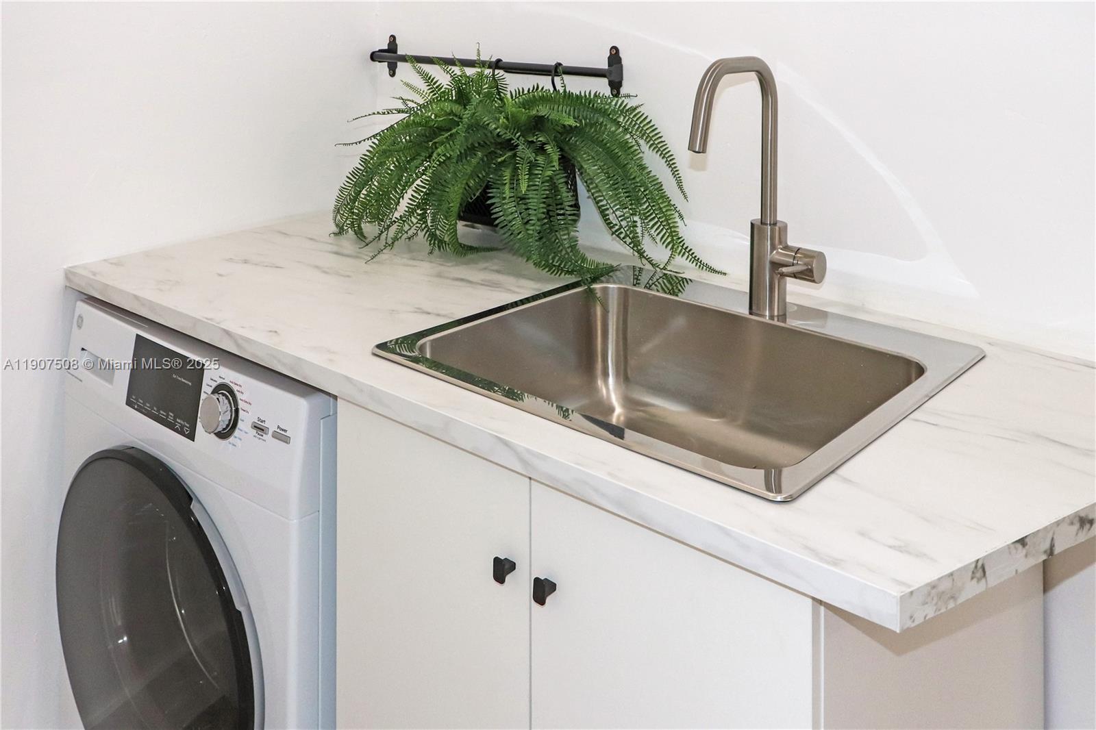 SHORES CALUSA - Residential Lease