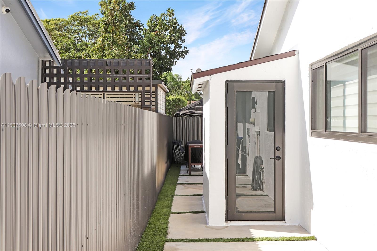 SHORES CALUSA - Residential Lease