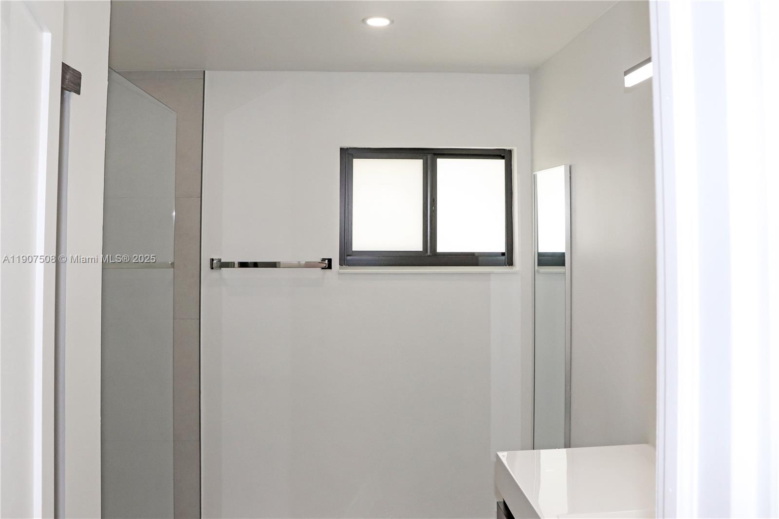 SHORES CALUSA - Residential Lease