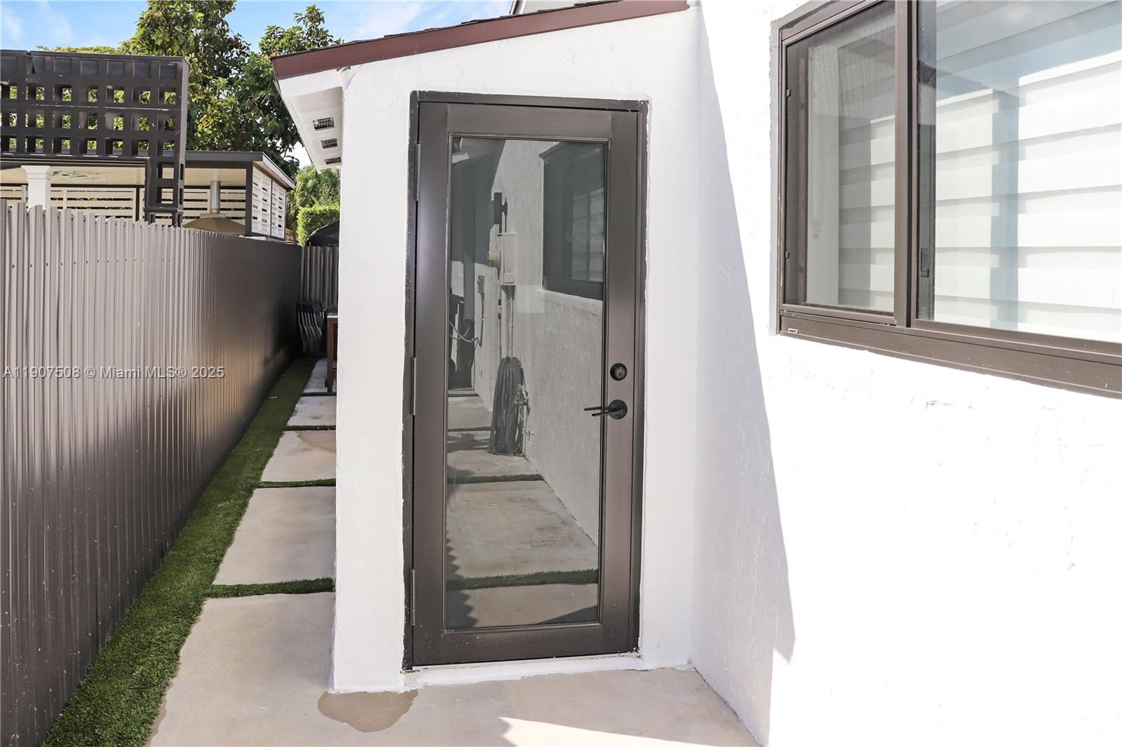 SHORES CALUSA - Residential Lease