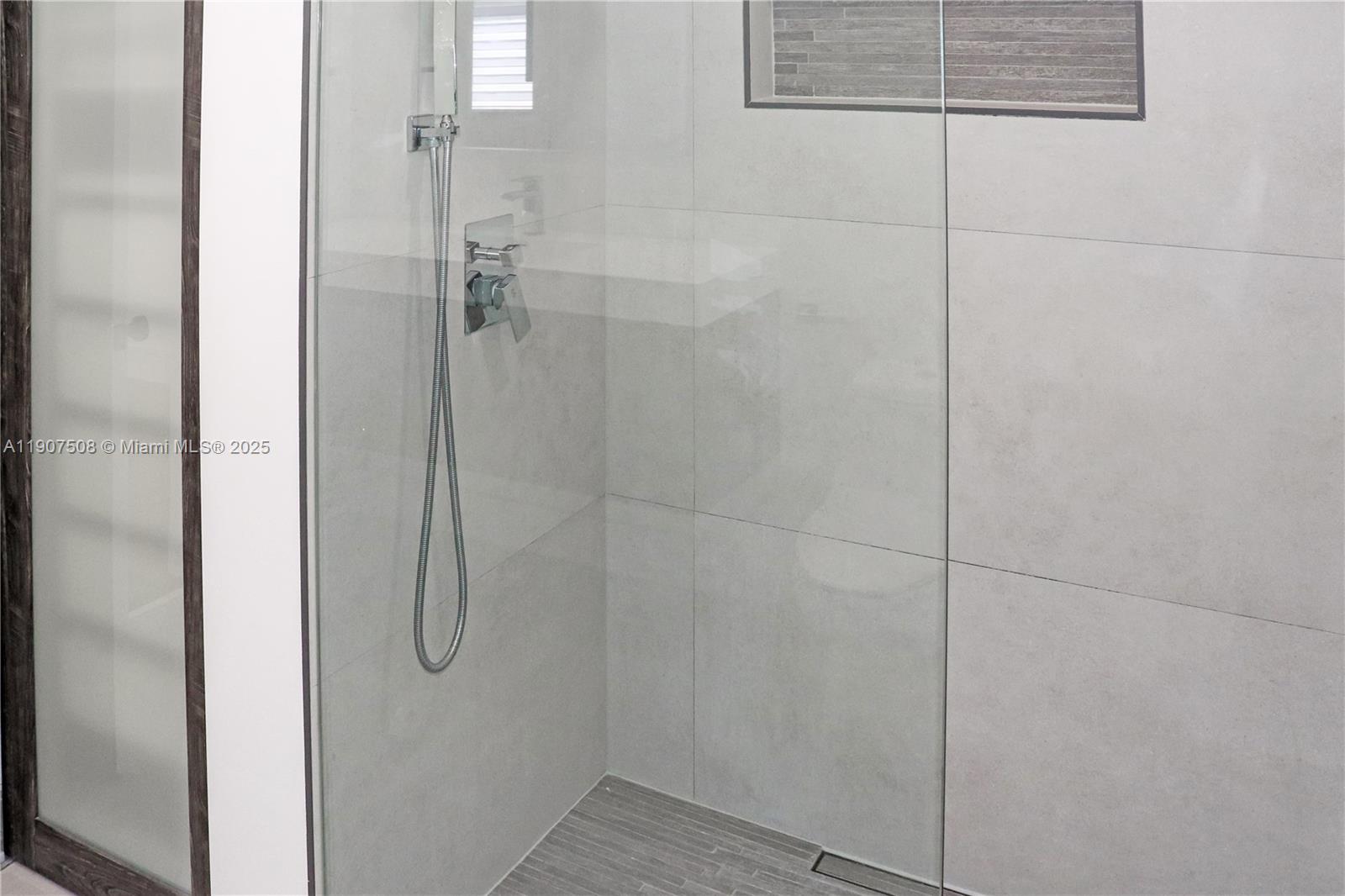 SHORES CALUSA - Residential Lease