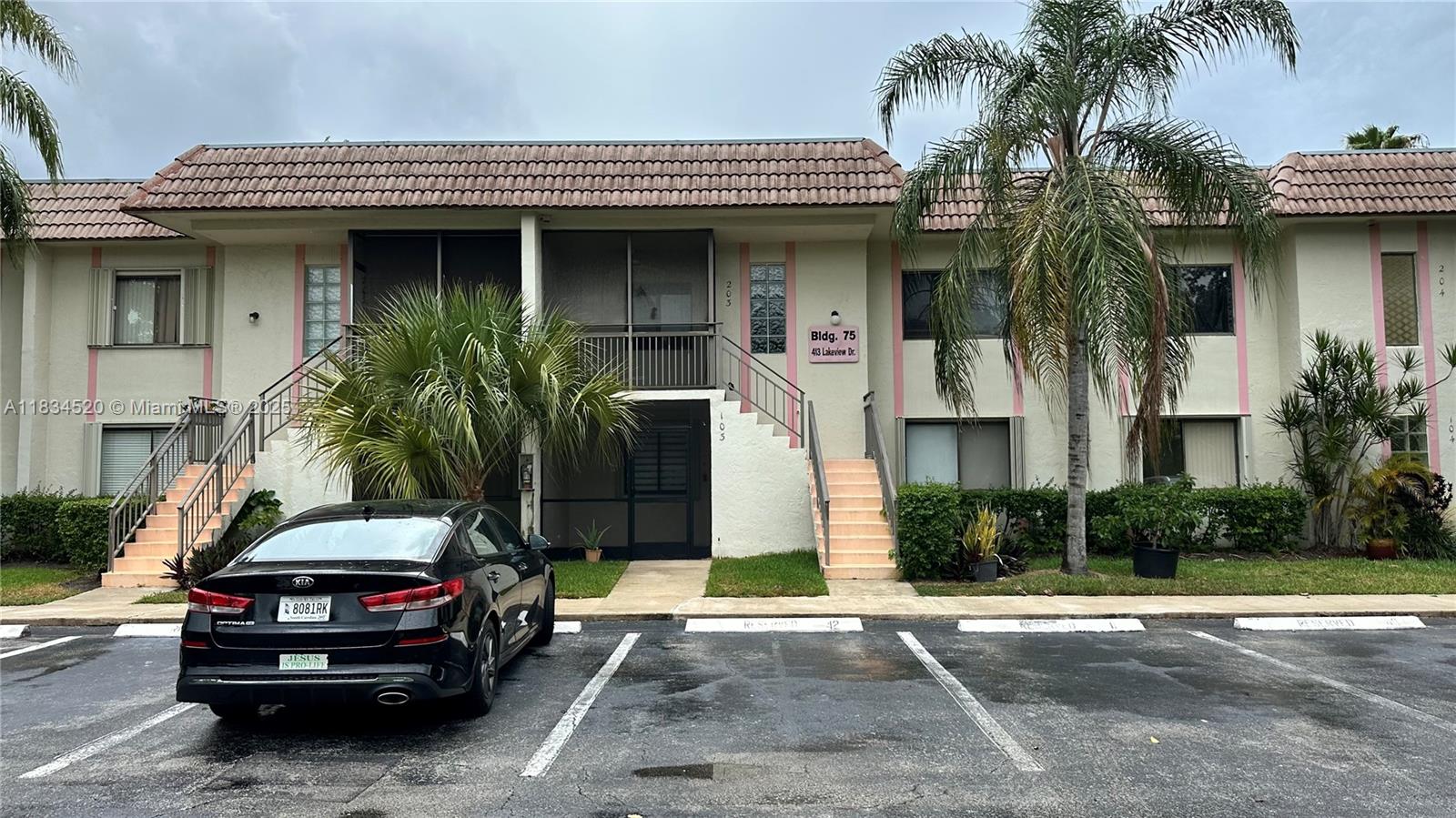 Beautifully 2/2 apartment in Weston, very quiet and safe community. Washer & dryer inside the property, laminated floor in both rooms and common areas. The best schools in the area. The Lease included: Water service, maintenance of, Lanscaping, Pool & all amenities of the club of Bonaventure.