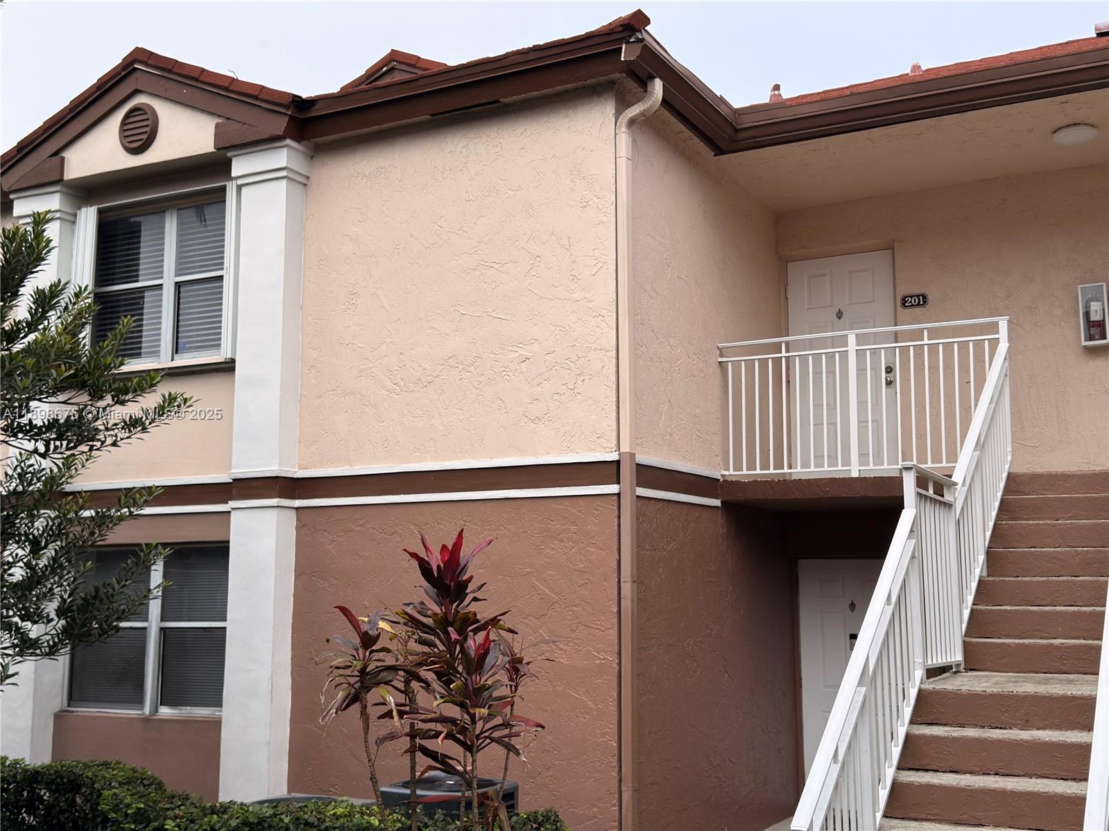 CLUB QUARTERS AT RAINTREE - Residential Lease