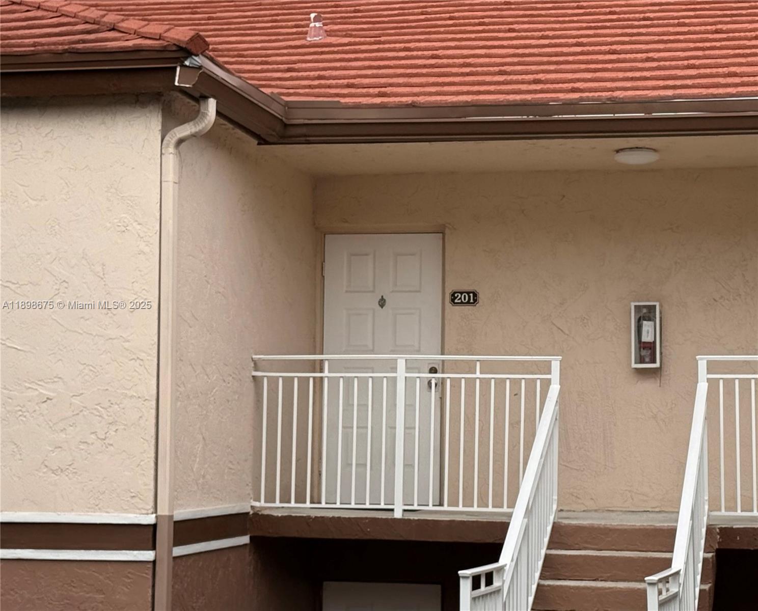 CLUB QUARTERS AT RAINTREE - Residential Lease