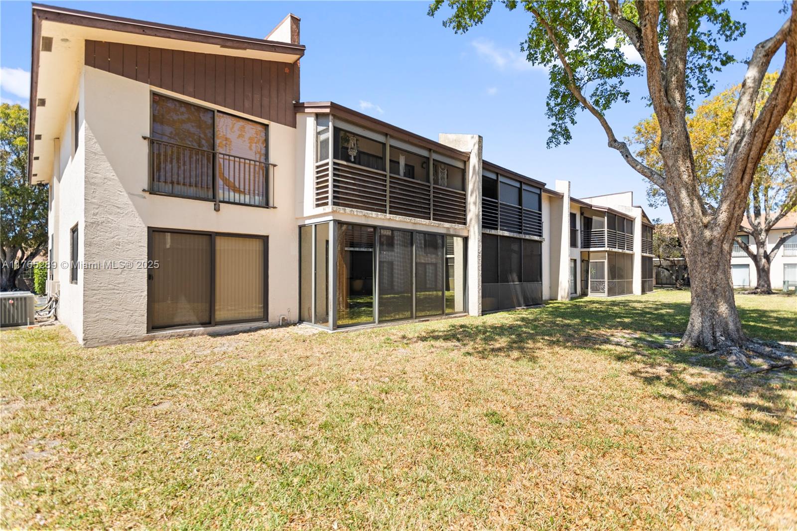 174 W Laurel Dr 1104