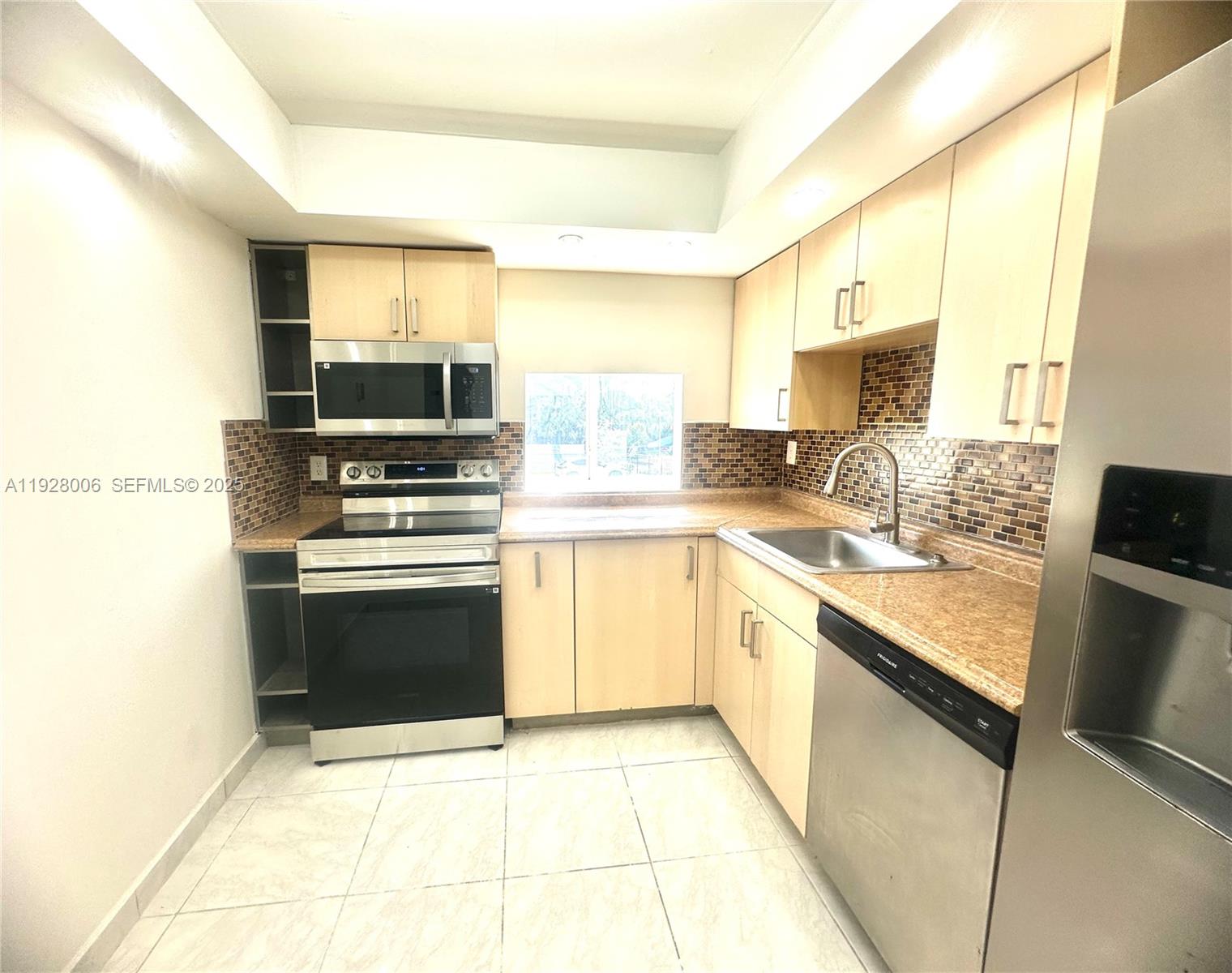 CARIBBEAN BREEZE CONDO - Residential Lease