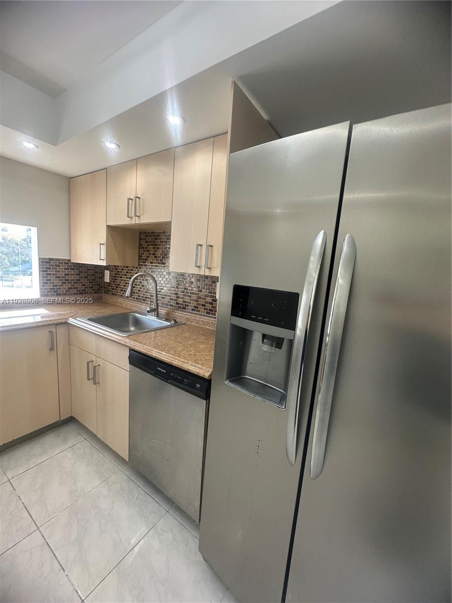 CARIBBEAN BREEZE CONDO - Residential Lease