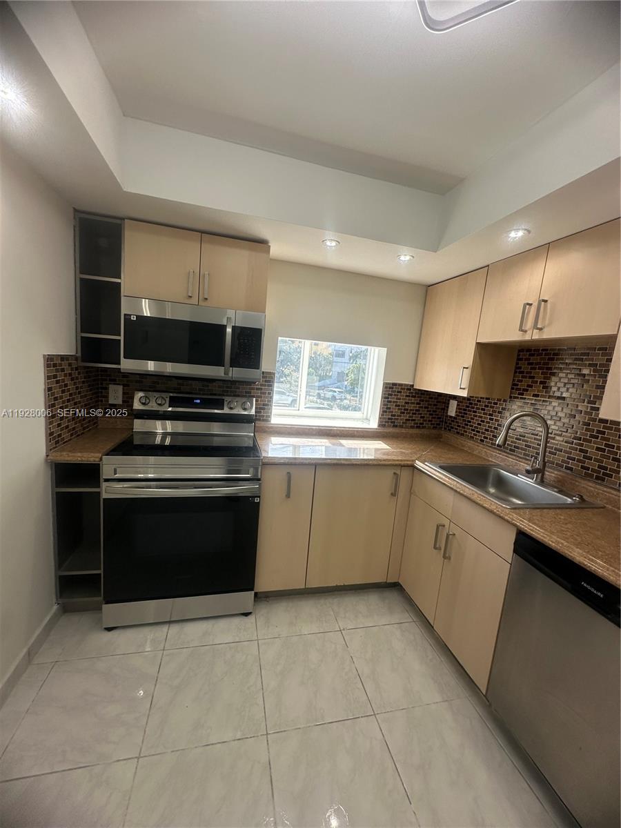 CARIBBEAN BREEZE CONDO - Residential Lease