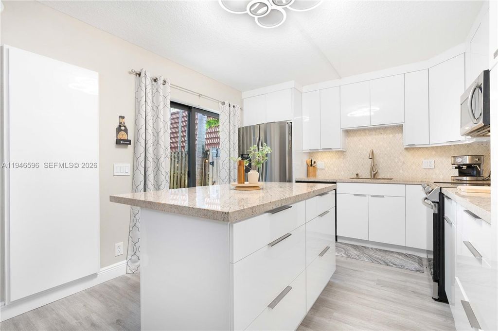 Photo of 9844 NW 6th Ct, Plantation, FL 33324 (MLS # A11946596)