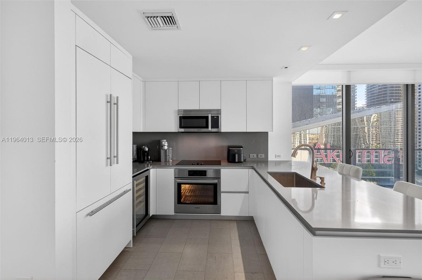 REACH CONDO - Residential