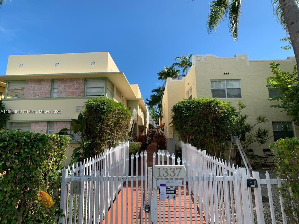 Great located Famingo Park, Beautiful street full of trees, high impact windows and doors, new kitchen, rented $2200, tenant for ever !!!