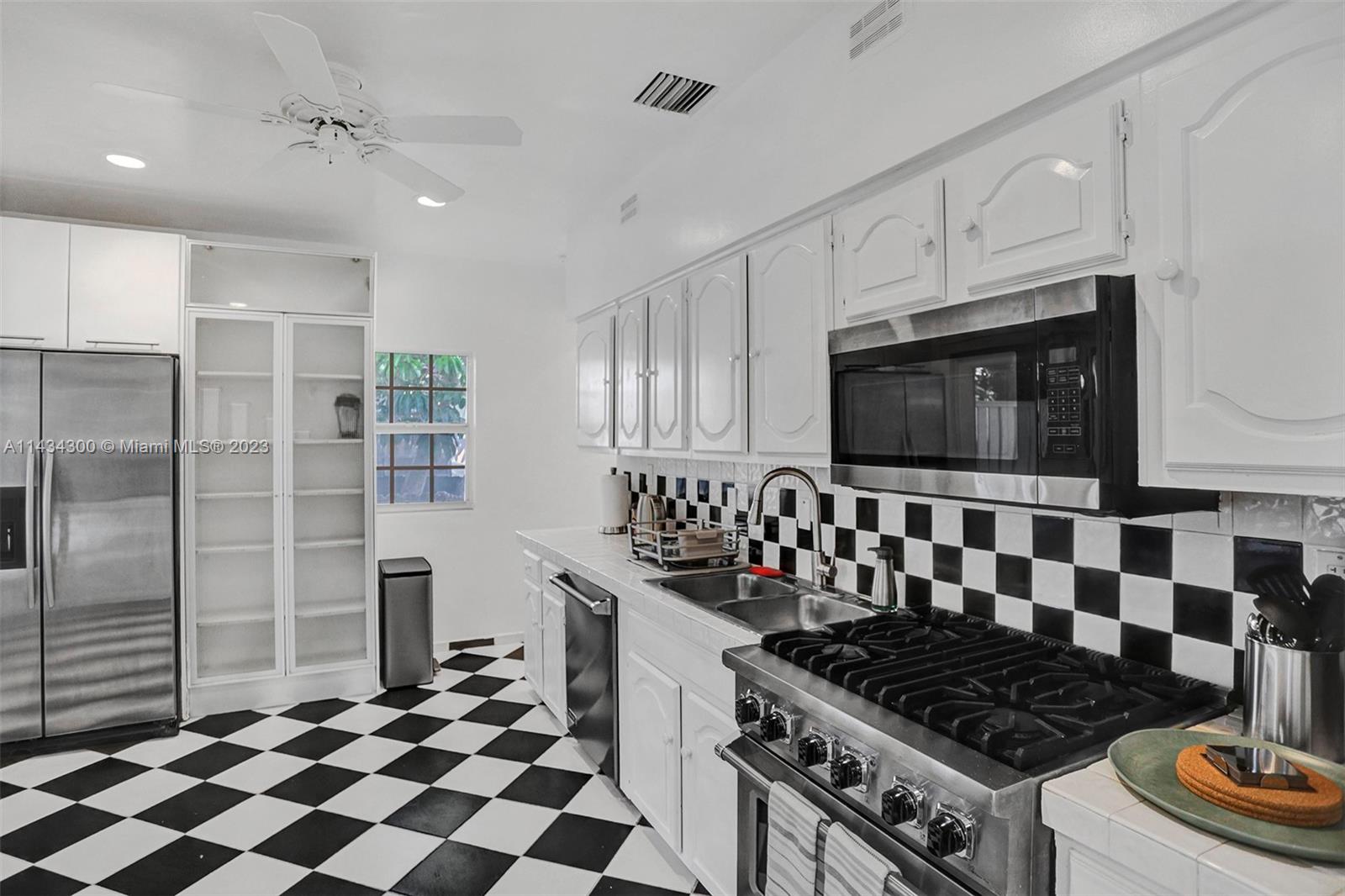 BELLE MEADE ISLAND - Residential