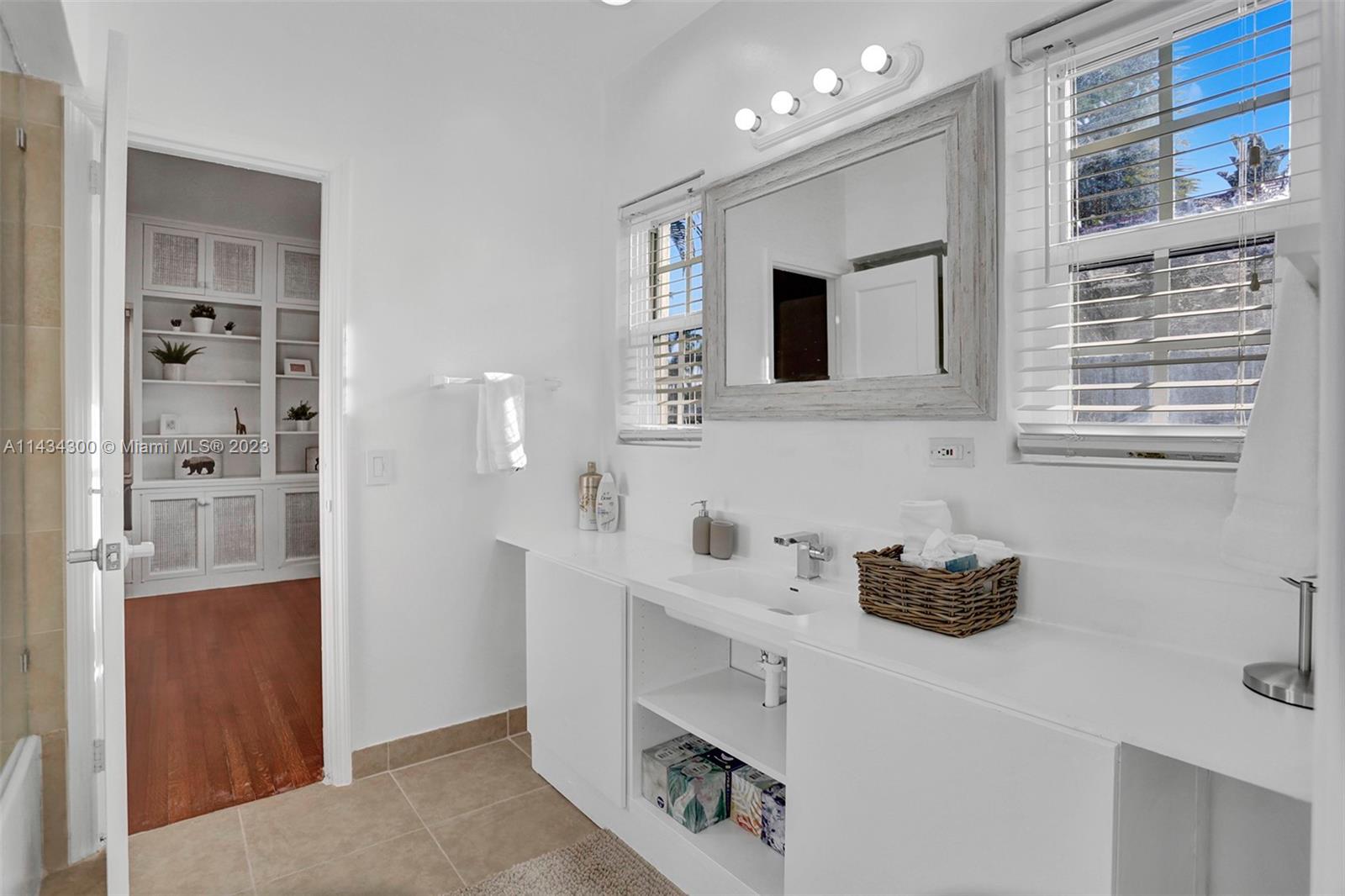 BELLE MEADE ISLAND - Residential