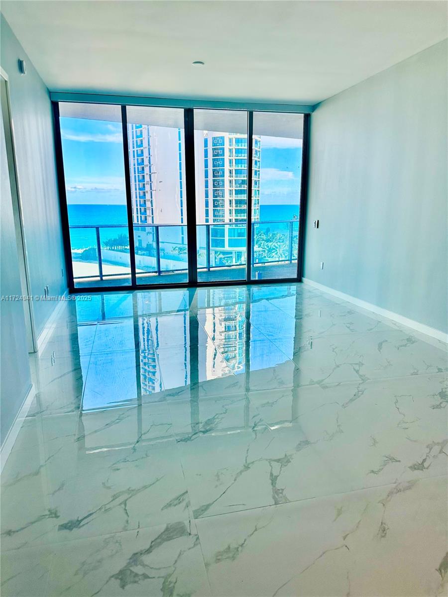 AURORA CONDO - Residential