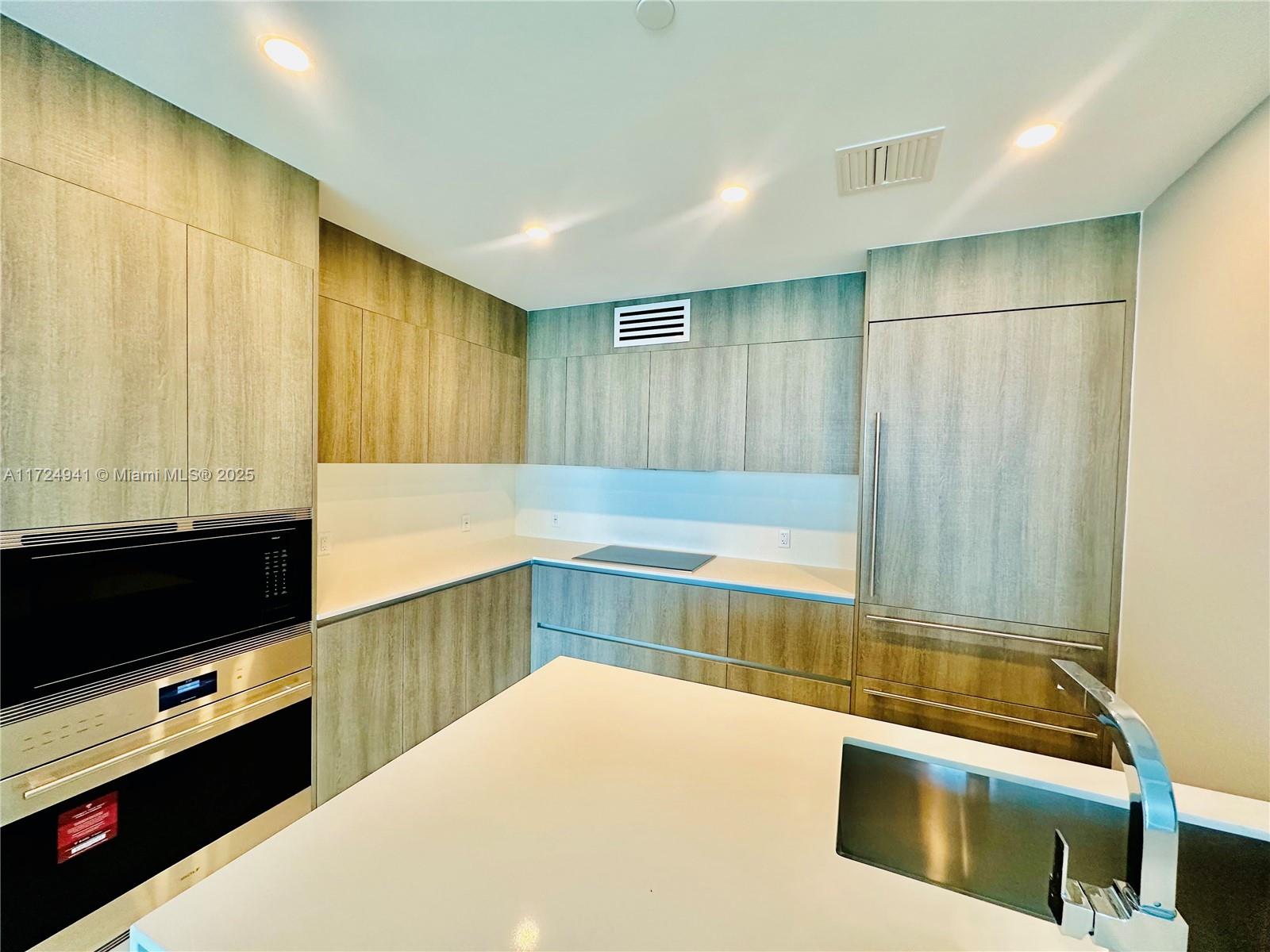 AURORA CONDO - Residential