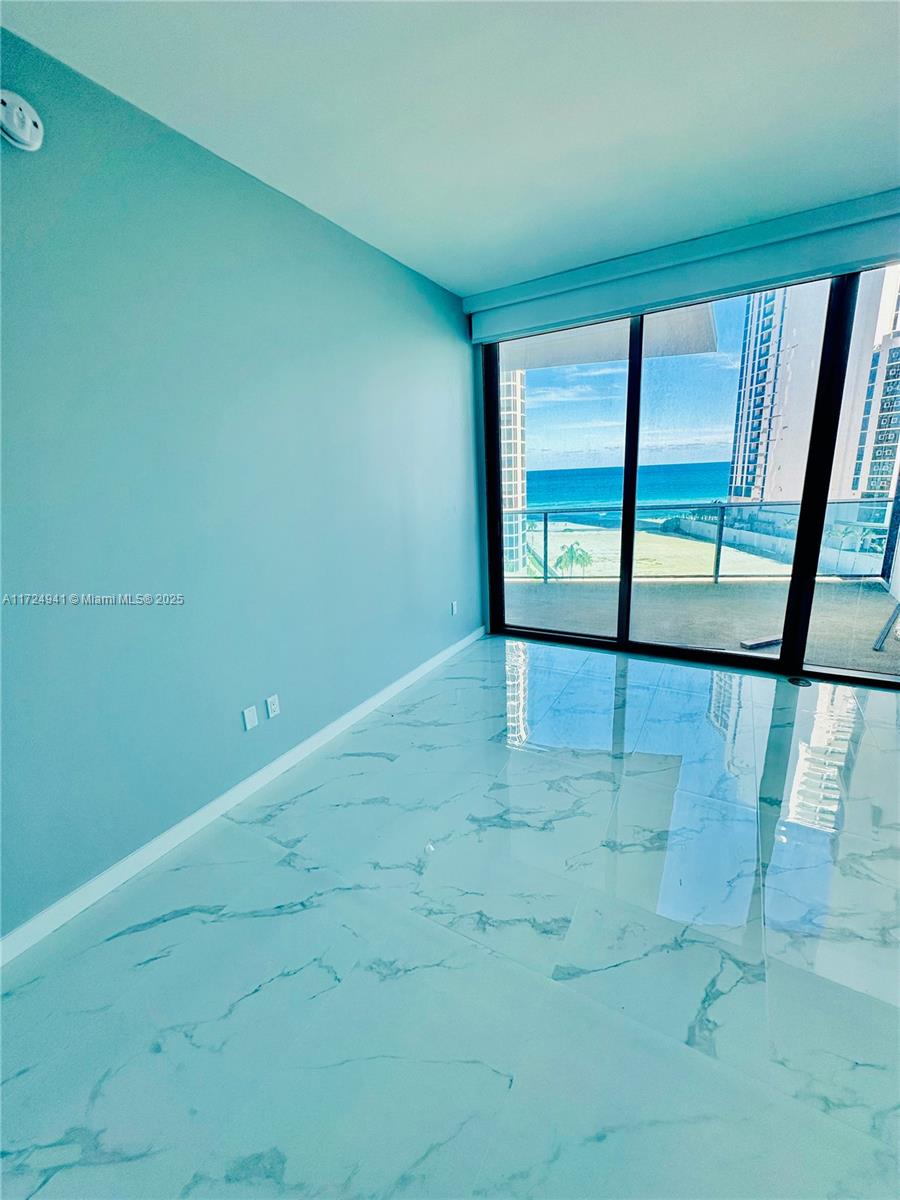 AURORA CONDO - Residential