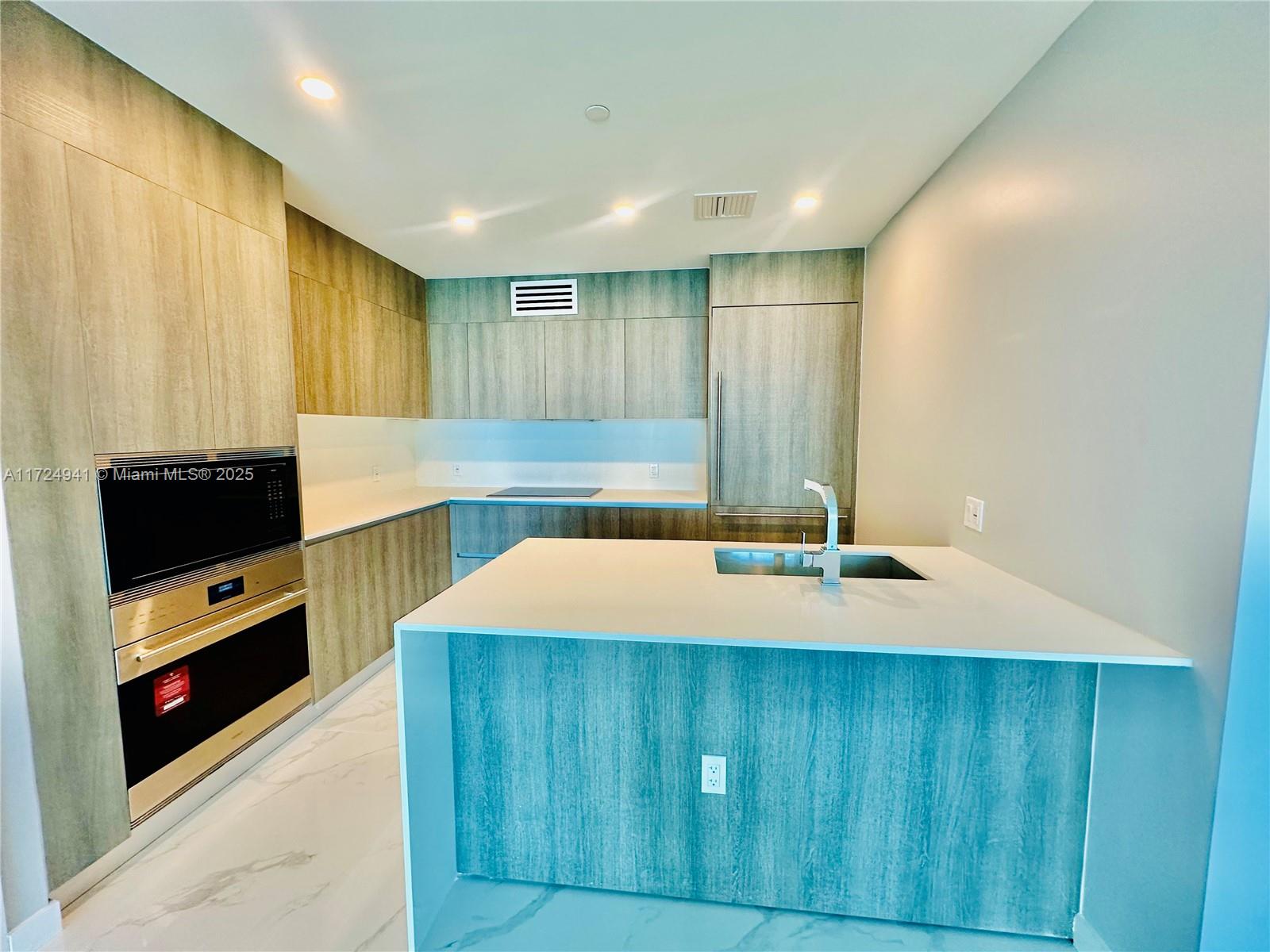 AURORA CONDO - Residential