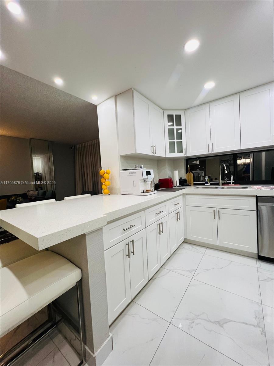 Rental Property at 16909 N Bay Rd 112, Sunny Isles Beach, Miami-Dade County, Florida - Bedrooms: 1 
Bathrooms: 2  - $2,300 MO.