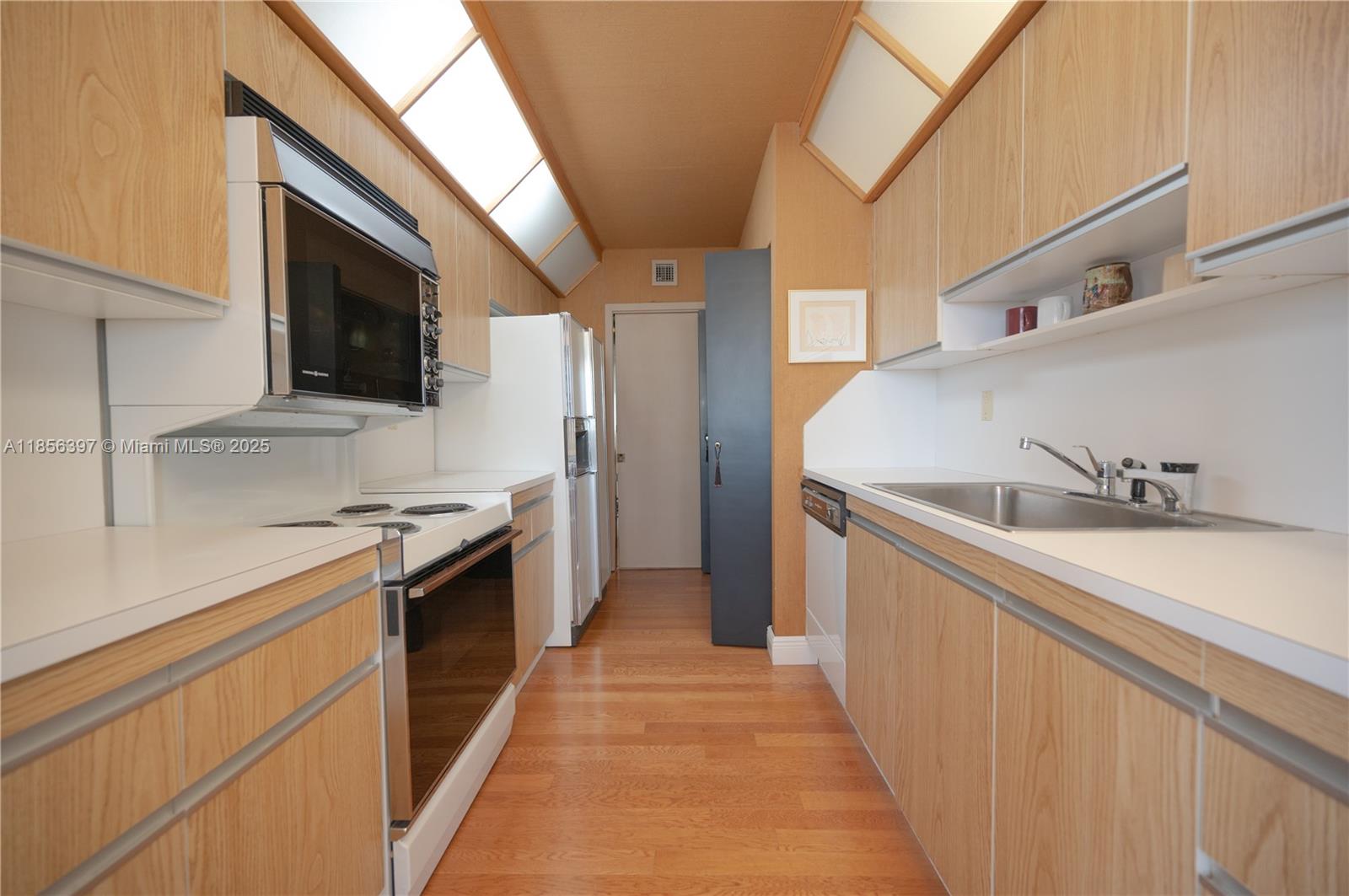 TURNBERRY ISLE SOUTH COND - Residential