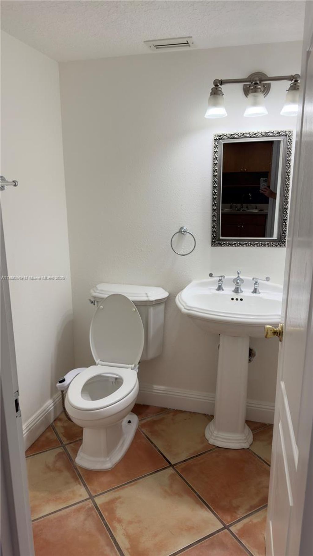 Photo of Hollywood, FL 33019 (MLS # A11850349)