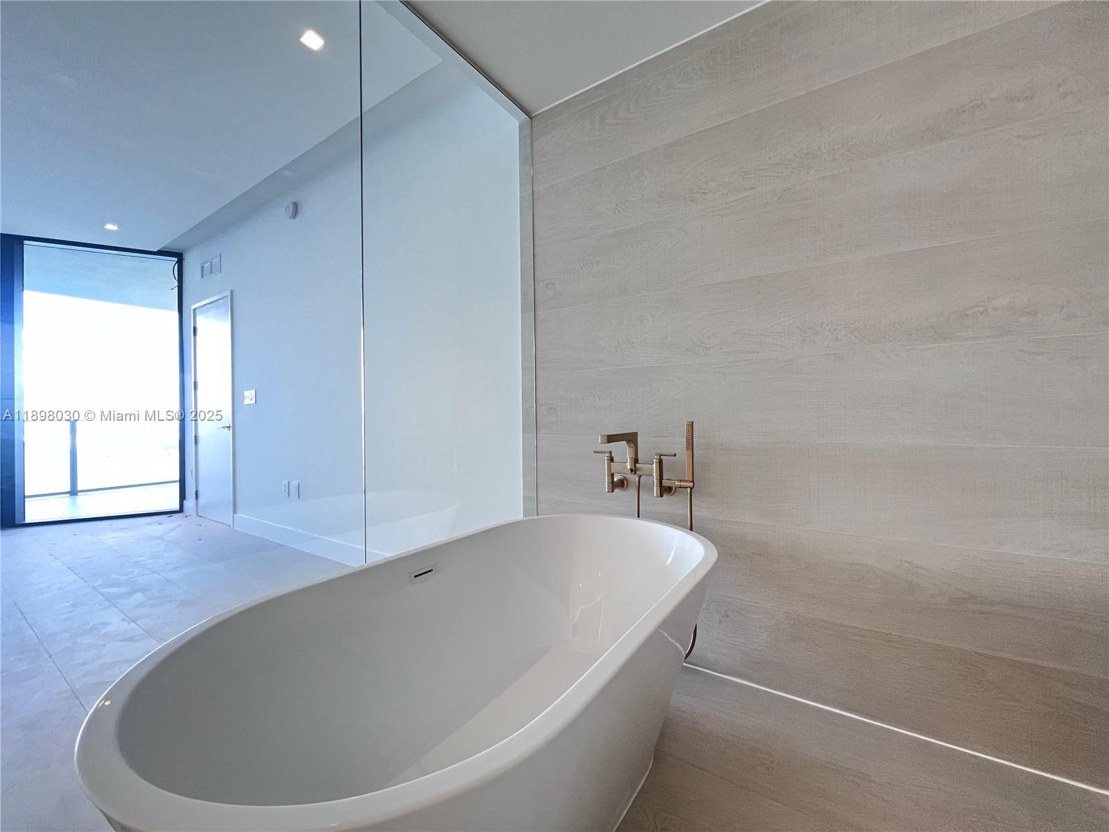 BAY BREEZE - Residential Lease