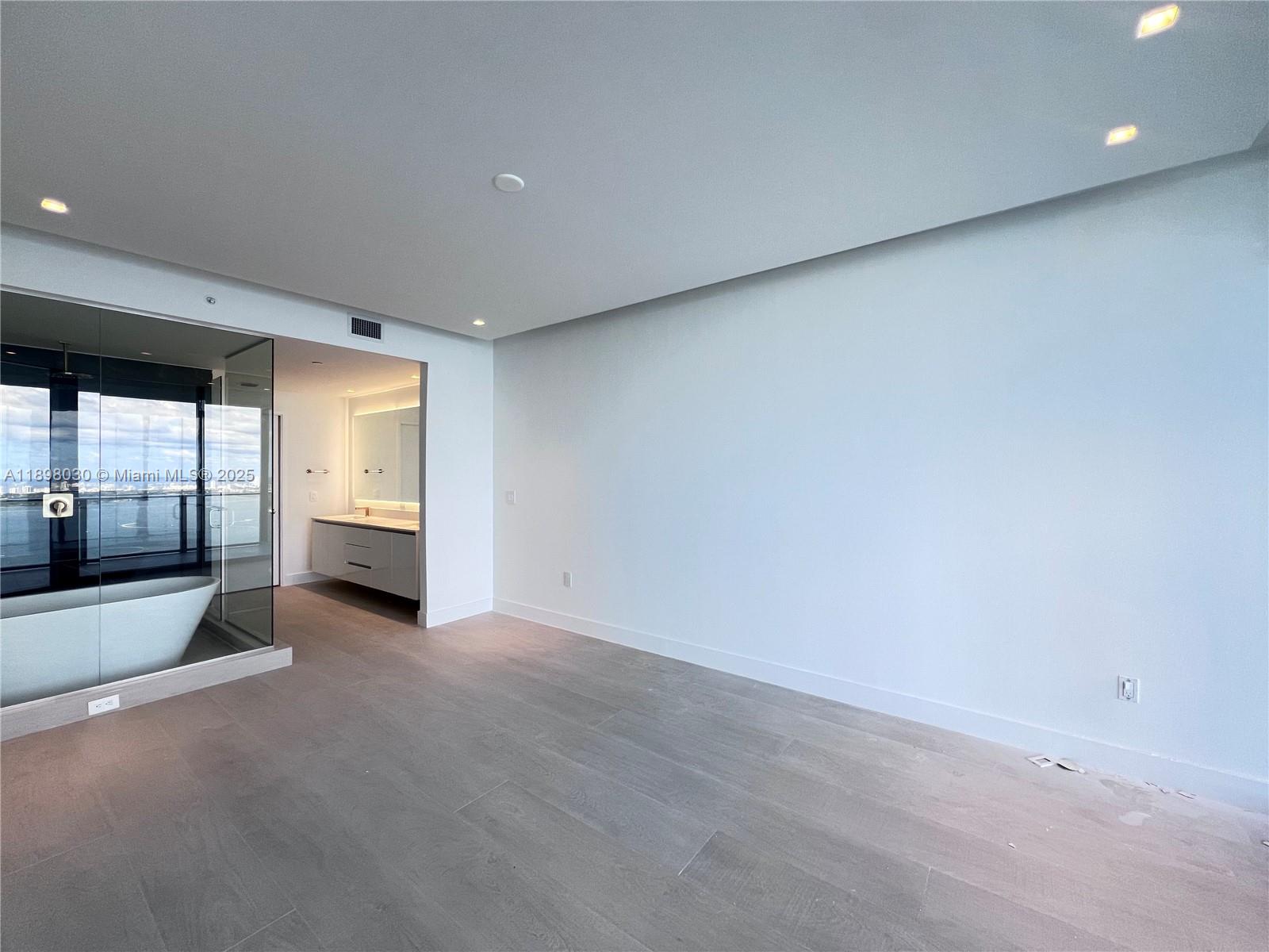 BAY BREEZE - Residential Lease