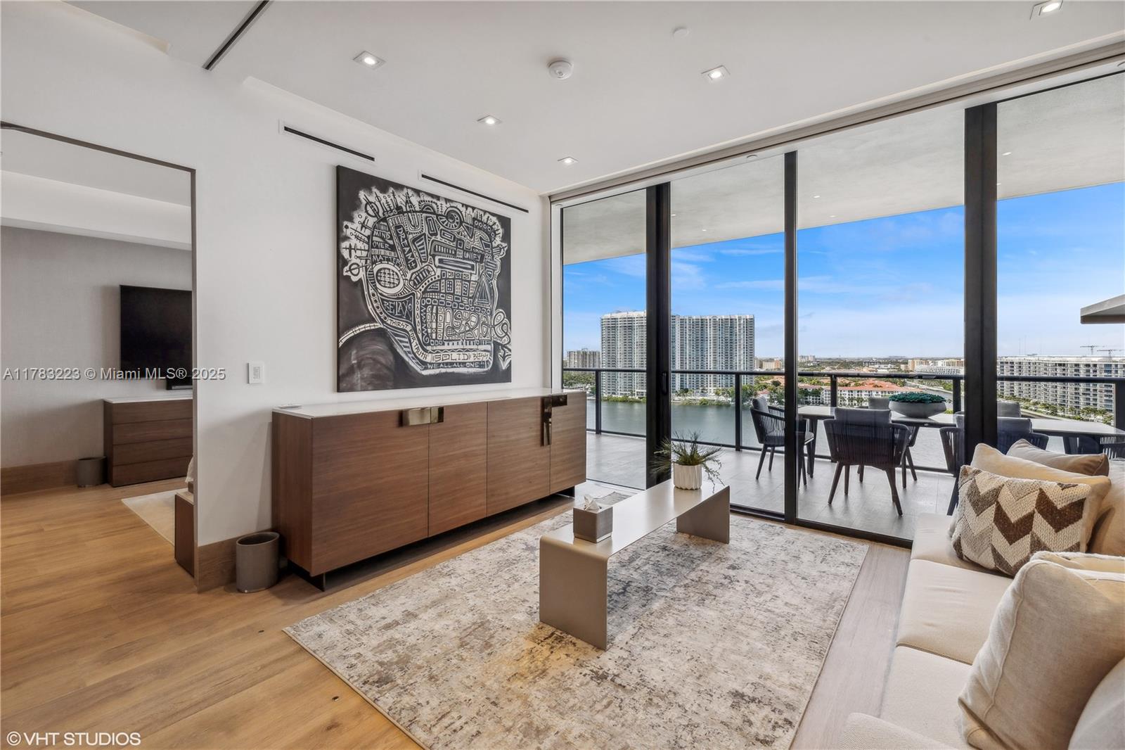 PRIVE CONDO - Residential