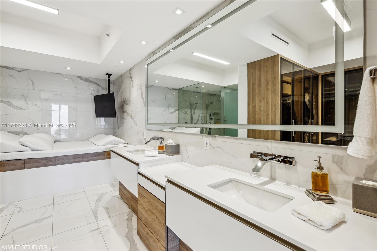 PRIVE CONDO - Residential