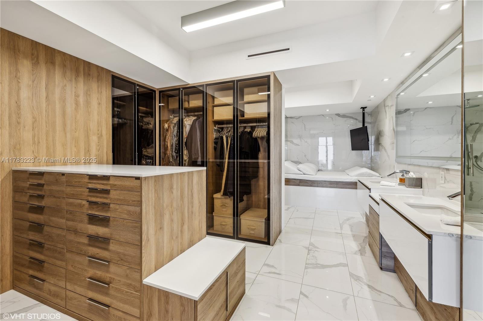 PRIVE CONDO - Residential