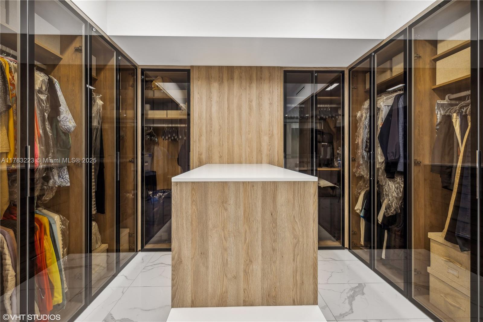 PRIVE CONDO - Residential