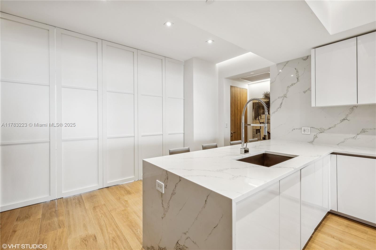 PRIVE CONDO - Residential