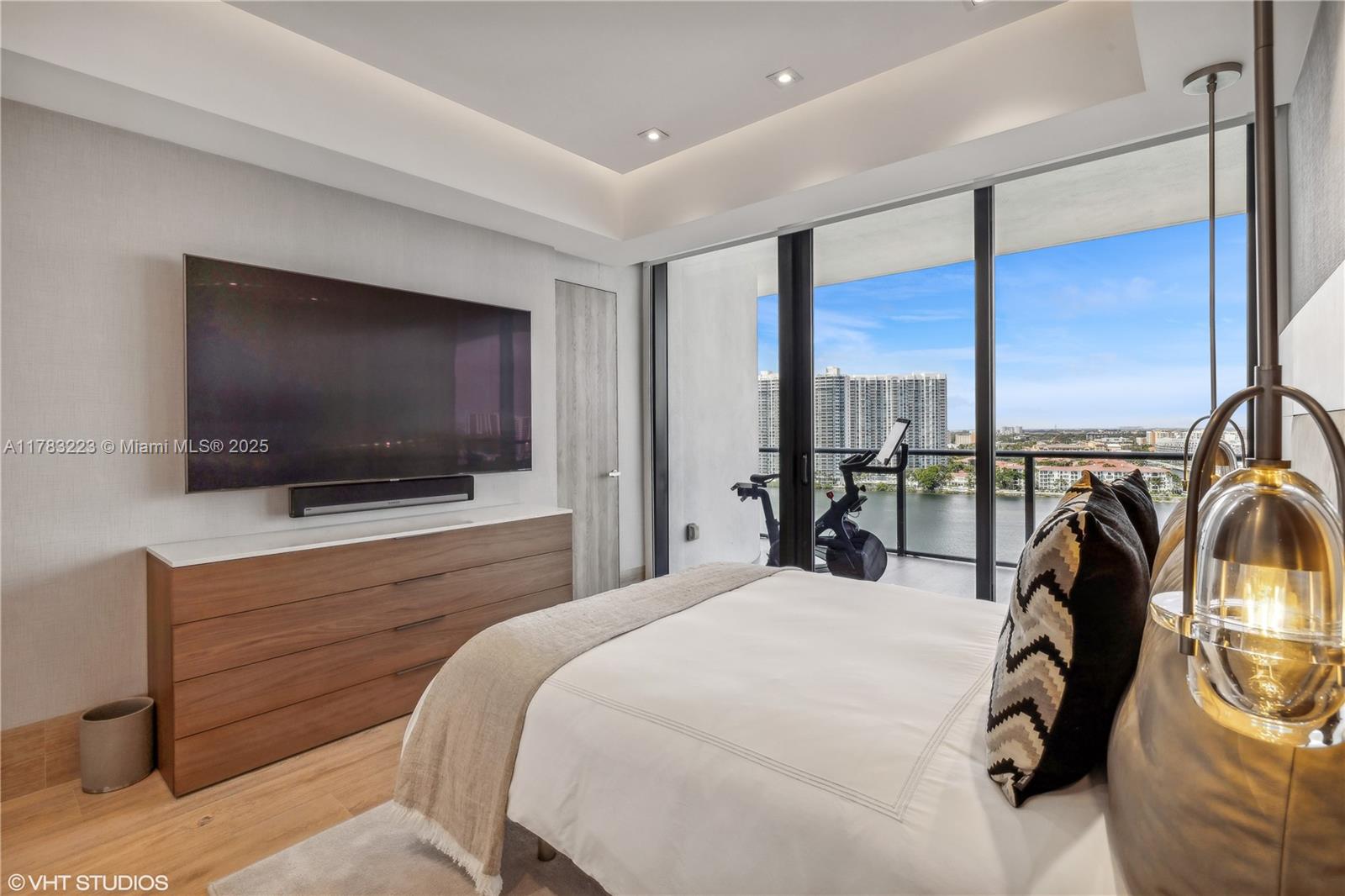PRIVE CONDO - Residential