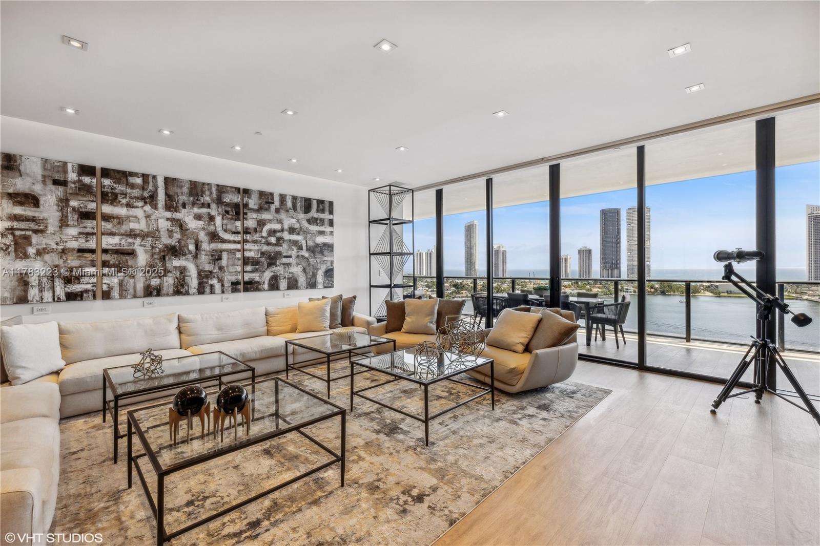 PRIVE CONDO - Residential