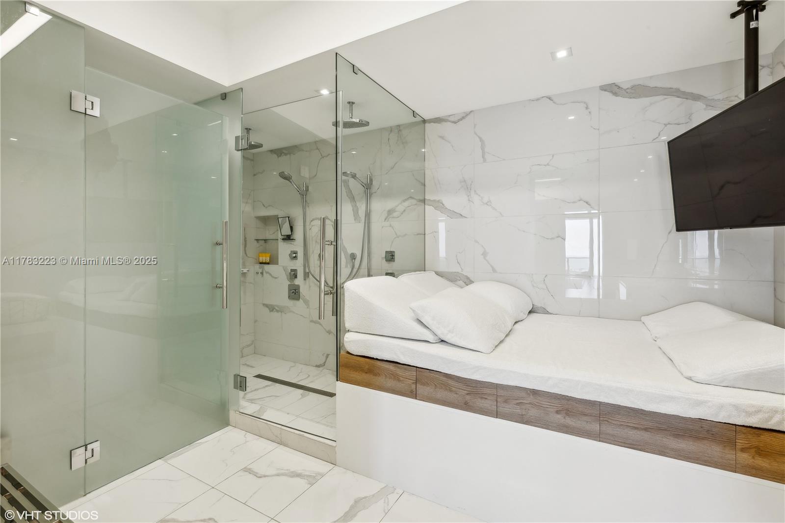 PRIVE CONDO - Residential