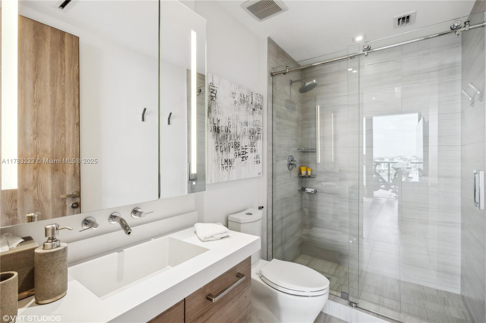 PRIVE CONDO - Residential