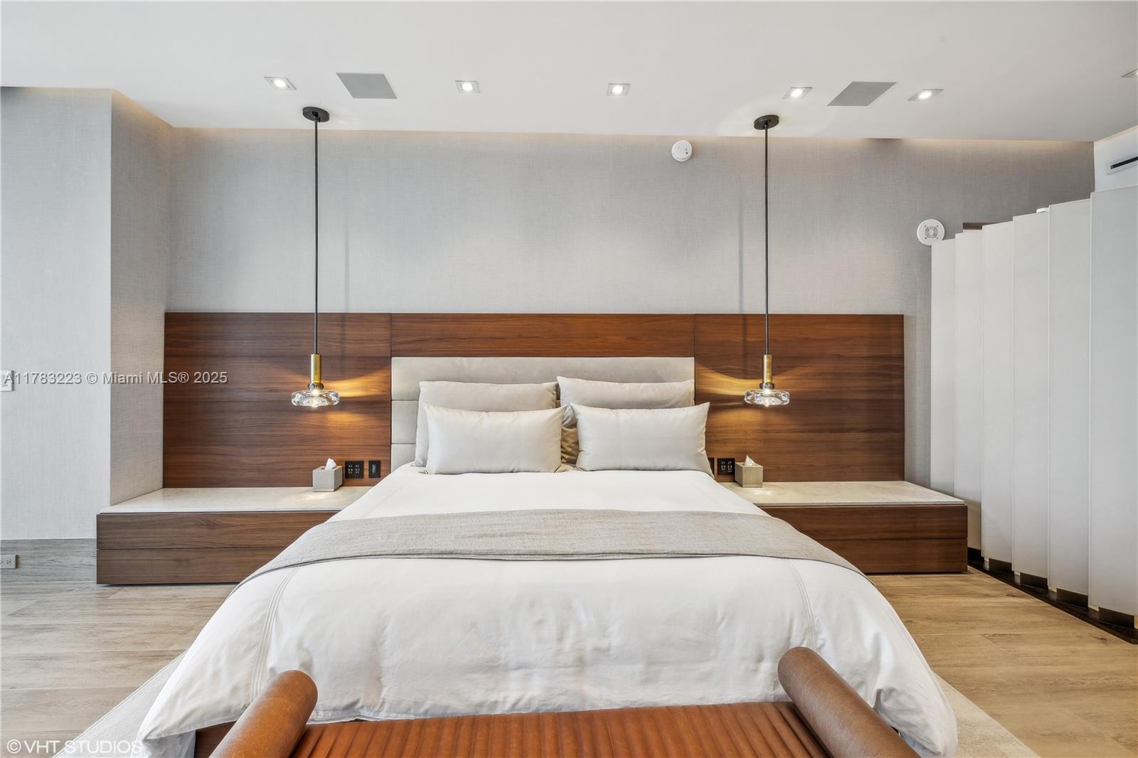 PRIVE CONDO - Residential