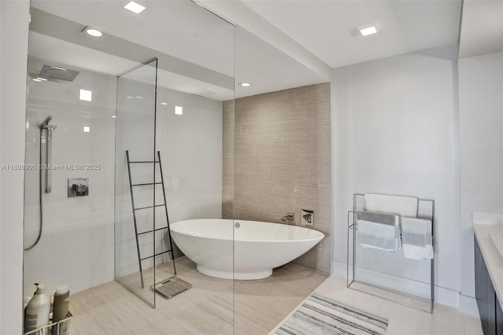 PARQUE TOWERS CONDO - Residential