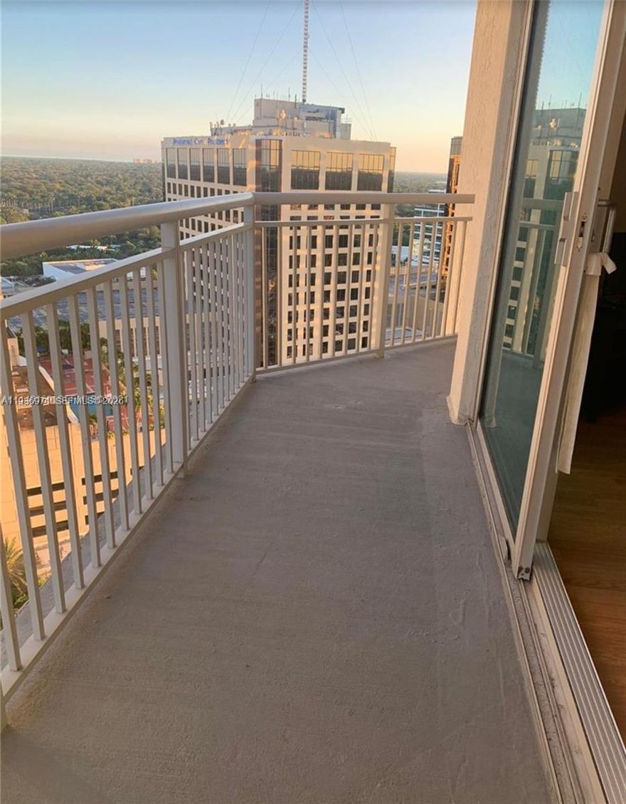 BELLOW MARKET PRICE RECENT SALES ,LARGE 1 BEDROOM, 1 BATHROOM ,OWESOME VIEW BAY BISCAINE FAR AWAY VALET PARKING FOR GUESS AND SECOND CAR, EXERCISE ROOM AND POOL NEST TO DADELAND MALL AREA THE OWNER PAID SPECIAL ASSESSMENT