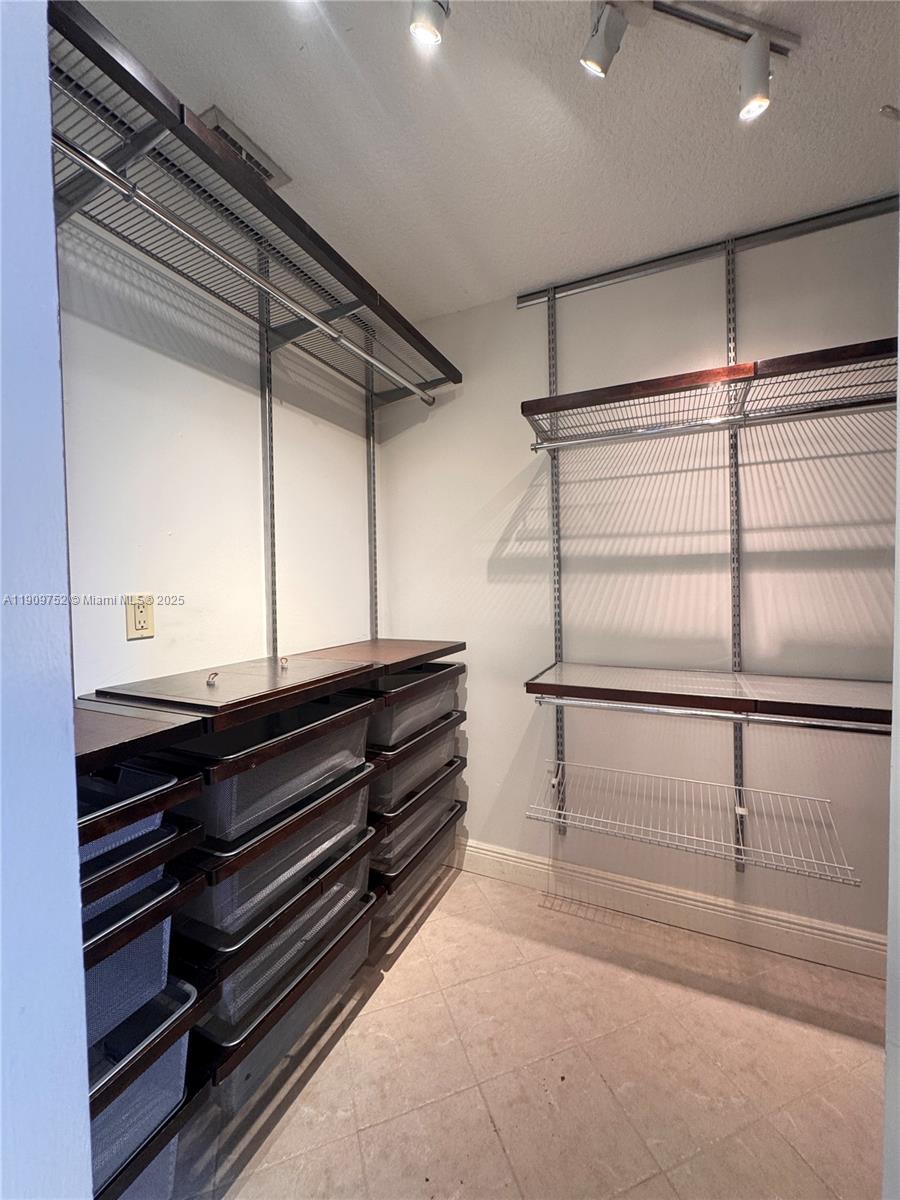 THREE LAKES - Residential Lease