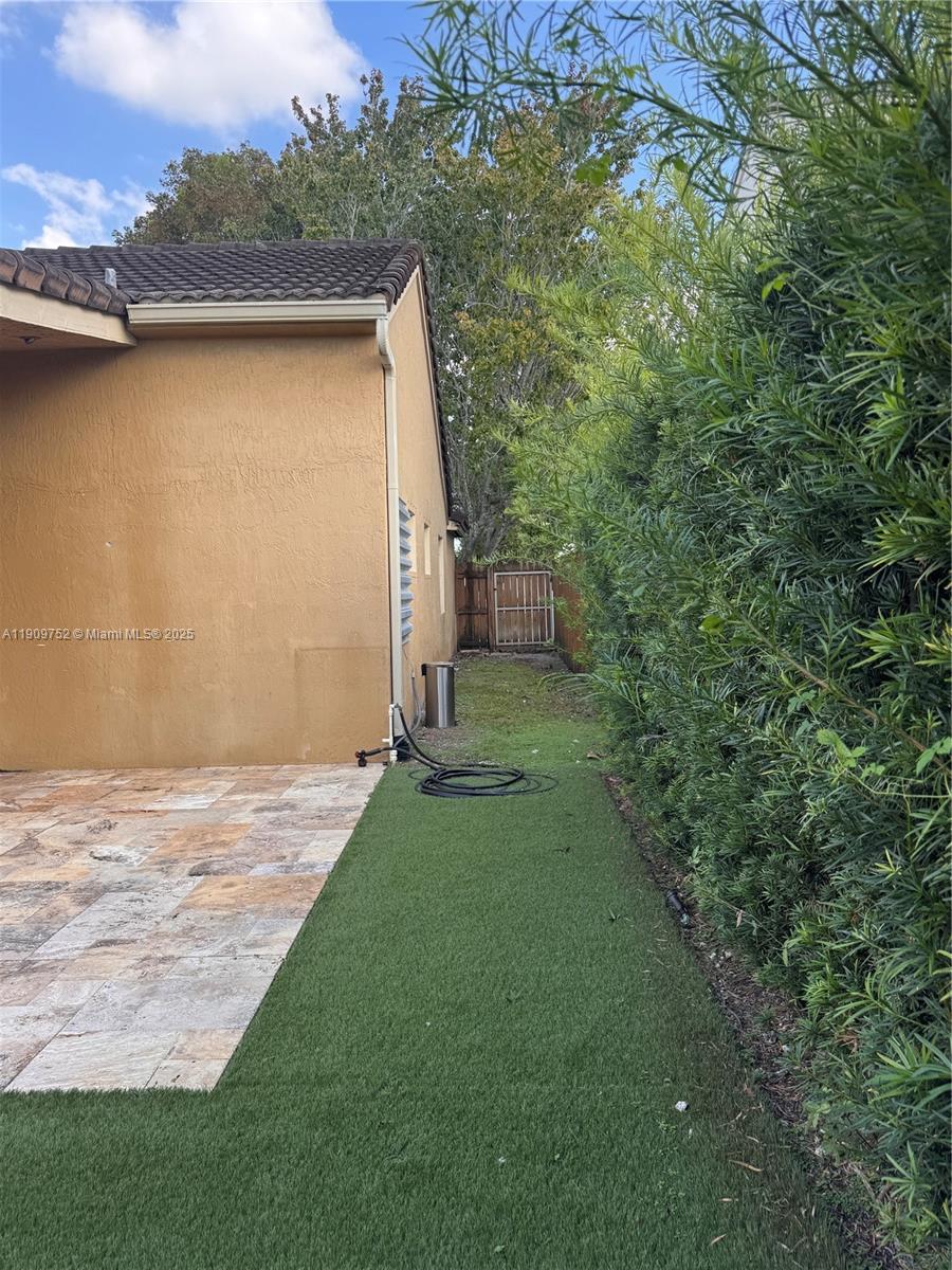 THREE LAKES - Residential Lease