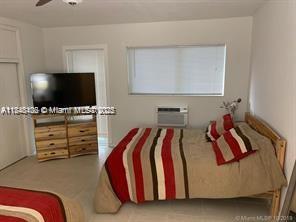Great Unit, Big 1/1. Excellent floor plan, with front, back and,Service door. Open Kitchen with lots of Natural Light. in center of South Beach /Art Deco area.
