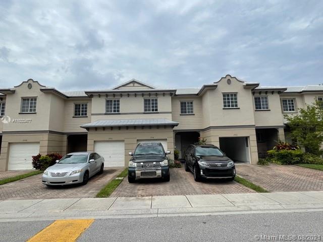 Beautiful Large 3bedroom 2.5 Bath with a Loft Space. Carpet and Tile throughout, Water View.