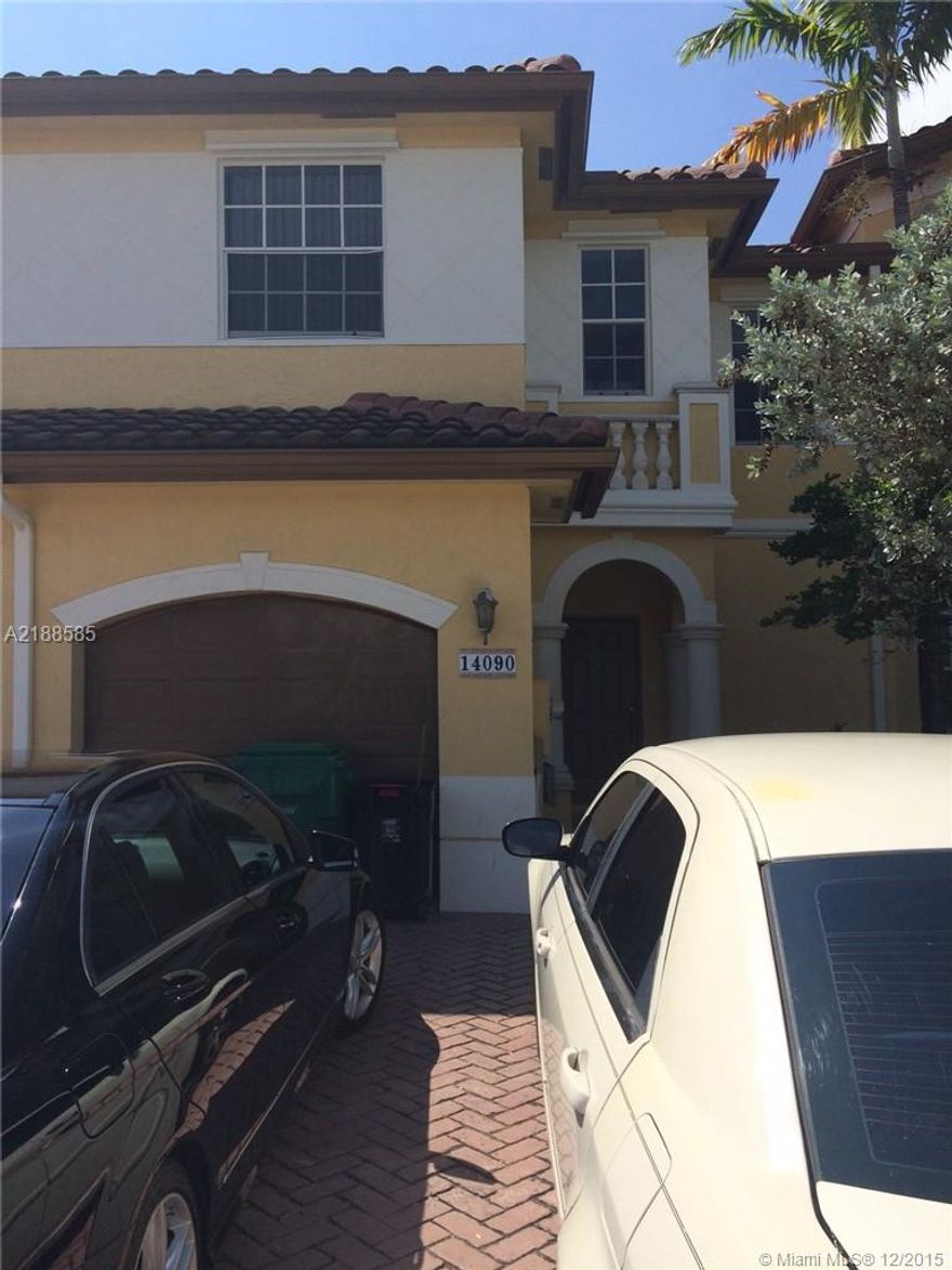 This is a 3 bedrooms / 2.5 bathrooms townhouse with garage. Features large master bedroom and walk-in closet. This is a very nice townhouse within a perfect location, near parks, restaurants and shopping areas.